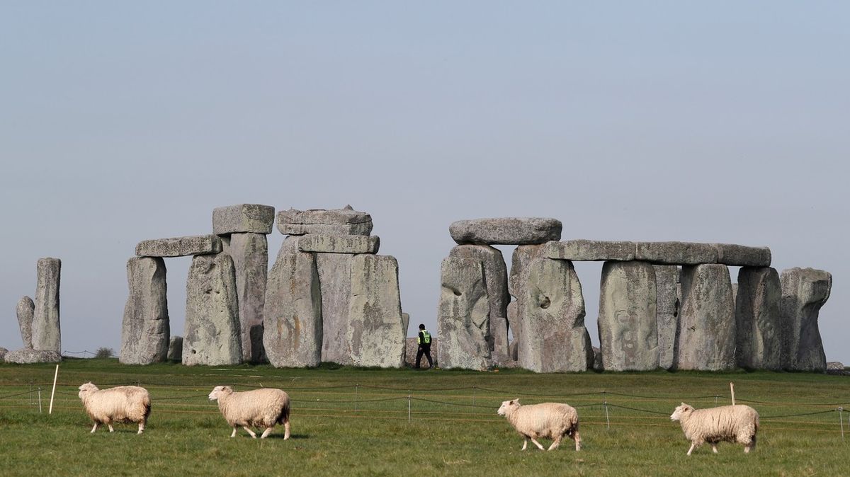 Objev: Archeologové ve Stonehenge vykopali rakve z doby bronzové